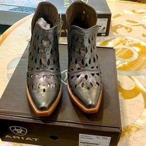 NIB Ariat Dixon studded silver metallic bootie